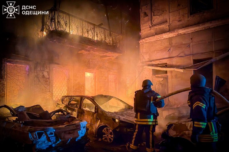 Поки наші підрозділи рятують постраждалих від нічного обстрілу, росіяни запускають нові ракети й дрони по регіонах України Поки наші підрозділи рятують постраждалих від нічного обстрілу, росіяни запускають нові ракети й дрони по регіонах України