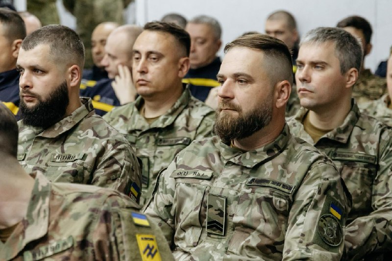 Заступник Міністра внутрішніх справ України Сергій Кобець вручив державні нагороди та відомчі відзнаки 83... Заступник Міністра внутрішніх справ України Сергій Кобець вручив державні нагороди та відомчі відзнаки 83...