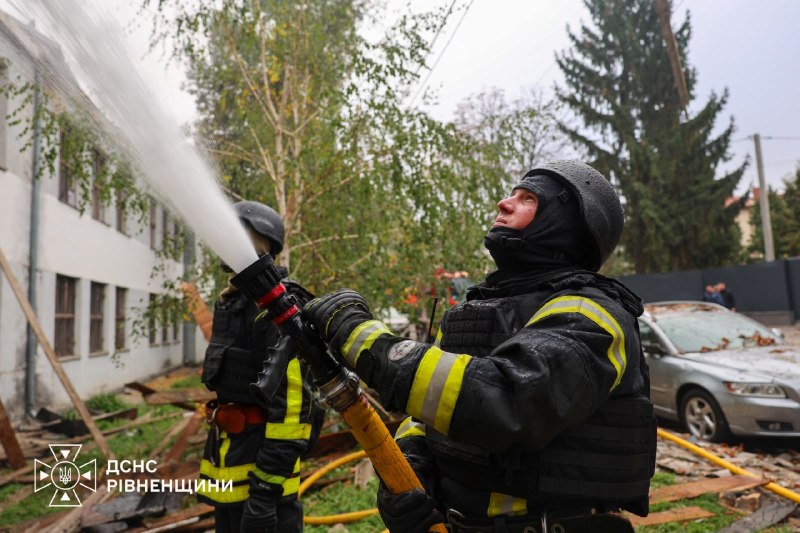 ⚠️ рівненські рятувальники ліквідували наслідки падіння уламків російського БпЛА: розібрали завали та обвалені конструкції! ⚠️ рівненські рятувальники ліквідували наслідки падіння уламків російського БпЛА: розібрали завали та обвалені конструкції!