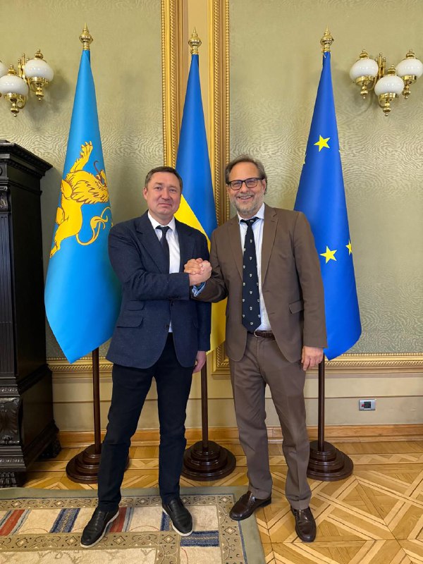 Мав честь особисто познайомитися з Майклом Фазекасом, Виконавчим координатором Південно-Східної європейської ініціативи співробітництва (SECI). Мав честь особисто познайомитися з Майклом Фазекасом, Виконавчим координатором Південно-Східної європейської ініціативи співробітництва (SECI).