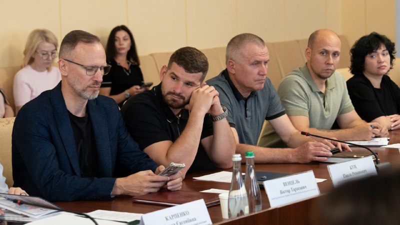 Разом з урядовою уповноваженою з ґендерної політики Секретаріату Кабінету Міністрів України Катериною Левченко Разом з урядовою уповноваженою з ґендерної політики Секретаріату Кабінету Міністрів України Катериною Левченко