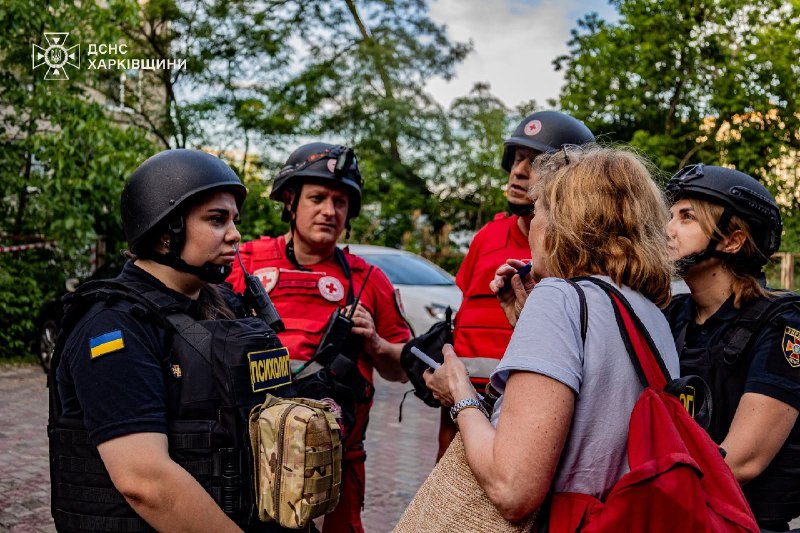 #Харків: поки рятувальники ліквідовують наслідки російських атак, поруч із постраждалими працюють психологи ДСНС 🫂 #Харків: поки рятувальники ліквідовують наслідки російських атак, поруч із постраждалими працюють психологи ДСНС 🫂