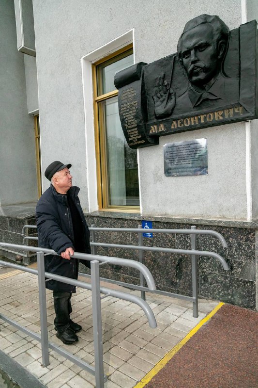 Якби в Україні був фірмовий поїзд «Леонтович», він курсував би по маршруту Покровськ - Камʼянець-Подільський Якби в Україні був фірмовий поїзд «Леонтович», він курсував би по маршруту Покровськ - Камʼянець-Подільський