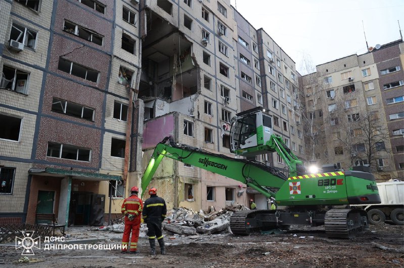 У Дніпрі рятувальники дістали з-під завалів багатоповерхівки тіло чоловіка У Дніпрі рятувальники дістали з-під завалів багатоповерхівки тіло чоловіка