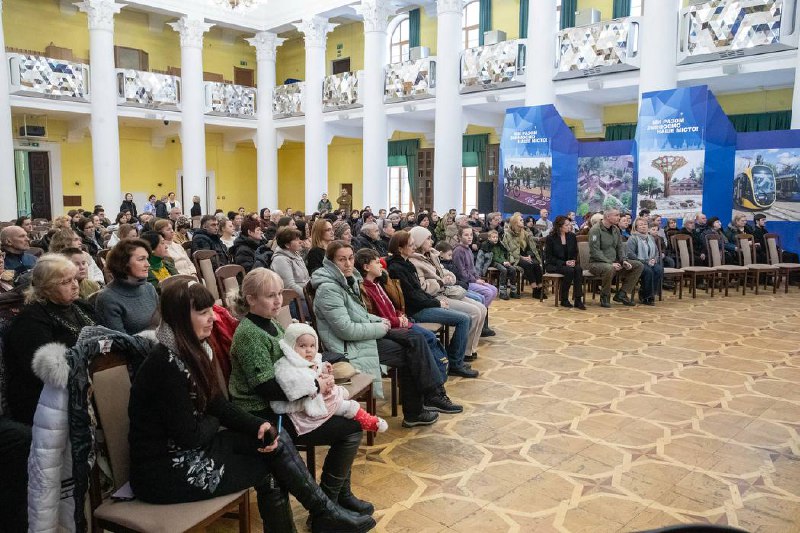 У День Соборності України, зустрівся з рідними загиблих Героїв-захисників та вручив нагороди від столиці —... У День Соборності України, зустрівся з рідними загиблих Героїв-захисників та вручив нагороди від столиці —...