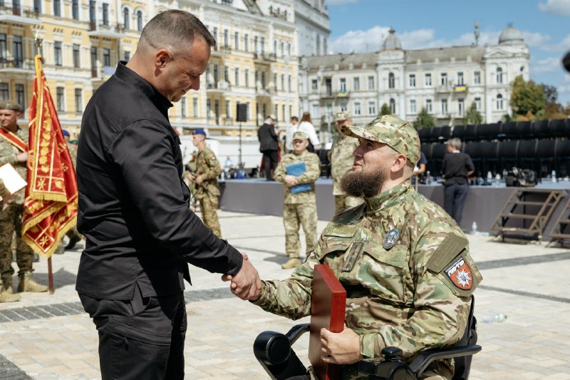 Взяв участь в урочистостях з нагоди Дня Незалежності України
Сьогодні на Софійській площі столиці разом із Президентом України Взяв участь в урочистостях з нагоди Дня Незалежності України
Сьогодні на Софійській площі столиці разом із Президентом України