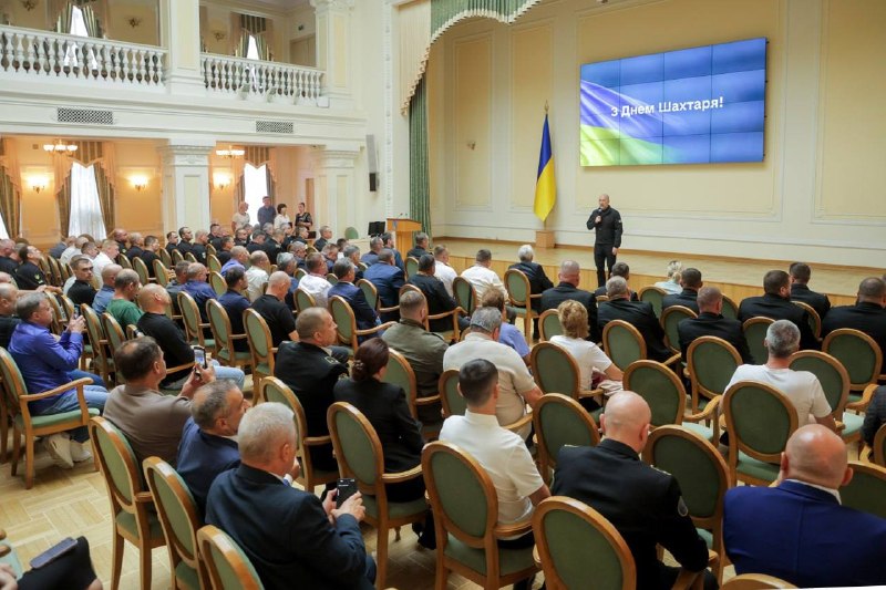 Щороку в останню неділю серпня ми вітаємо людей, чия щоденна праця під землею тримає українське світло на землі. Щороку в останню неділю серпня ми вітаємо людей, чия щоденна праця під землею тримає українське світло на землі.