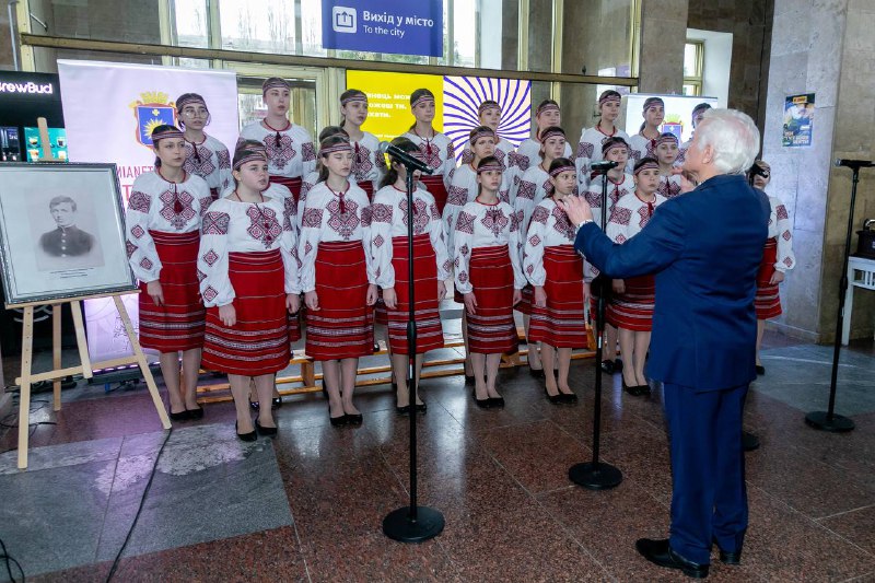 Якби в Україні був фірмовий поїзд «Леонтович», він курсував би по маршруту Покровськ - Камʼянець-Подільський Якби в Україні був фірмовий поїзд «Леонтович», він курсував би по маршруту Покровськ - Камʼянець-Подільський