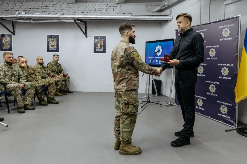 Заступник Міністра внутрішніх справ України Сергій Кобець вручив державні нагороди та відомчі відзнаки 83... Заступник Міністра внутрішніх справ України Сергій Кобець вручив державні нагороди та відомчі відзнаки 83...