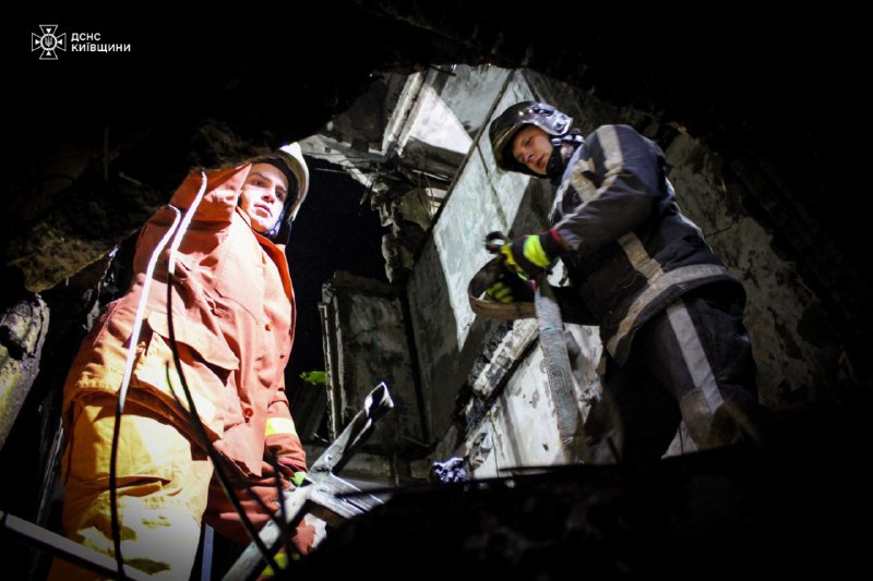 Після російських ударів в ніч на 14 листопада по Києву рятувальники аварійно-рятувального загону спеціального призначення м Після російських ударів в ніч на 14 листопада по Києву рятувальники аварійно-рятувального загону спеціального призначення м
