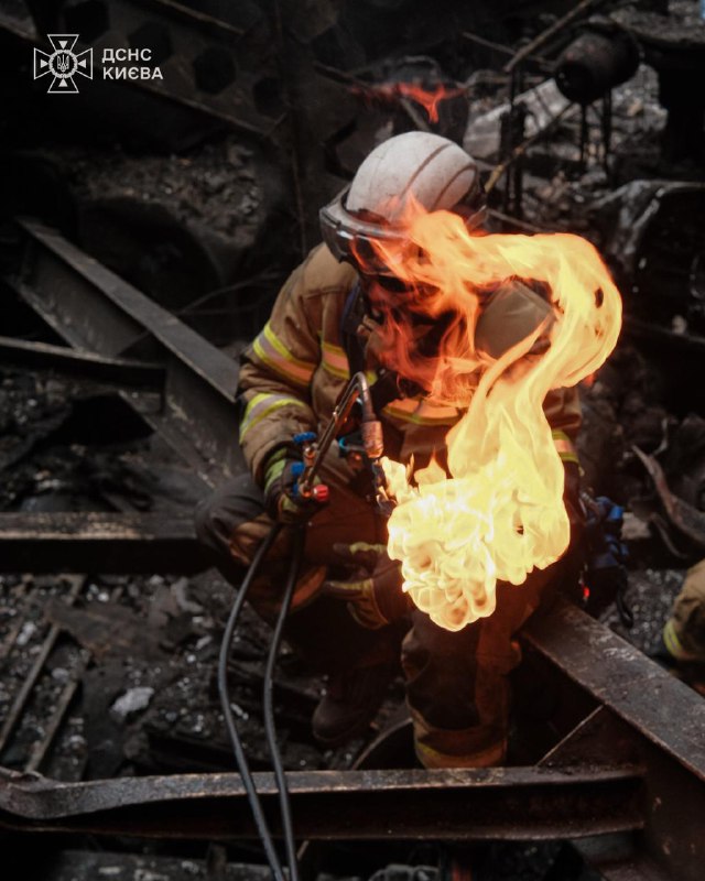 На обличчях наших рятувальників - уся правда цієї зими: про ночі без сну, про холод, що пробирається під бойовку На обличчях наших рятувальників - уся правда цієї зими: про ночі без сну, про холод, що пробирається під бойовку