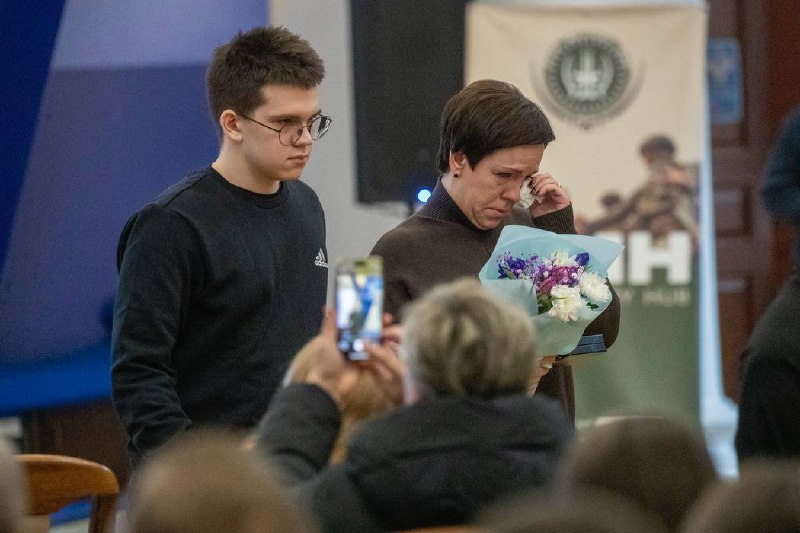 У День Соборності України, зустрівся з рідними загиблих Героїв-захисників та вручив нагороди від столиці —... У День Соборності України, зустрівся з рідними загиблих Героїв-захисників та вручив нагороди від столиці —...