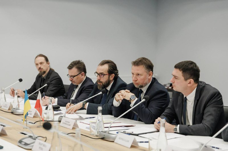 Сьогодні у Львові провів зустріч із міністром внутрішніх справ та адміністрації Польщі Марціном Кервінським. Сьогодні у Львові провів зустріч із міністром внутрішніх справ та адміністрації Польщі Марціном Кервінським.