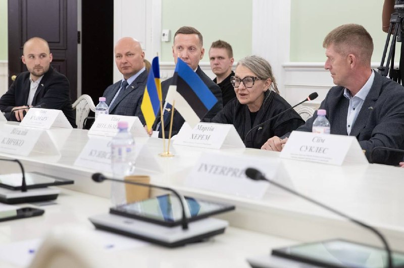 Зустрівся у столичній мерії з міністром оборони Естонії Мартіном Херемом та Надзвичайним і Повноважним Послом... Зустрівся у столичній мерії з міністром оборони Естонії Мартіном Херемом та Надзвичайним і Повноважним Послом...