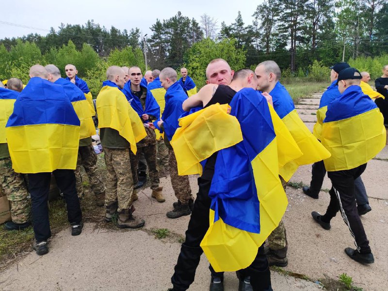 ❗️Щаслива мить для всіх, хто чекав і не втрачав надію!
205 воїнів повернули додому з ворожого полону! ❗️Щаслива мить для всіх, хто чекав і не втрачав надію!
205 воїнів повернули додому з ворожого полону!