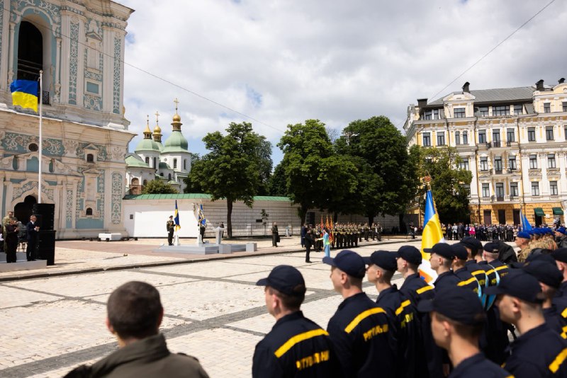 🇺🇦 У День Конституції державними нагородами відзначили героїв-рятувальників. 🇺🇦 У День Конституції державними нагородами відзначили героїв-рятувальників.