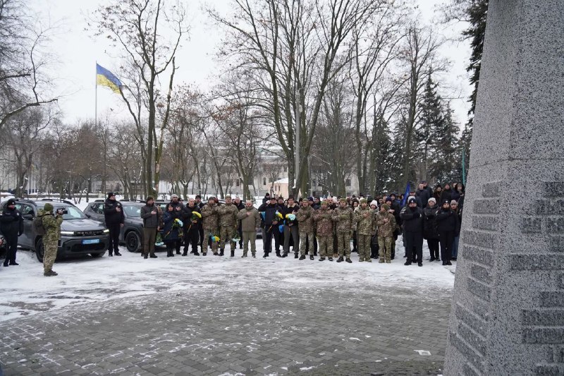 У День Соборності України луганчани живим ланцюгом з’єднали пам’ятний знак на честь Акта Злуки та меморіал... У День Соборності України луганчани живим ланцюгом з’єднали пам’ятний знак на честь Акта Злуки та меморіал...