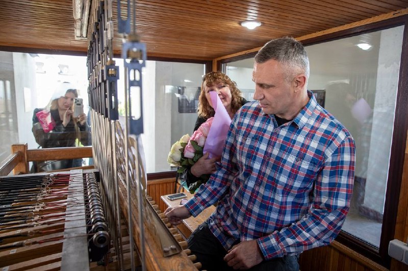 Напередодні Дня Києва, разом з послом Королівства Бельгія в Україні Люком Якобсом, у присутності інших послів... Напередодні Дня Києва, разом з послом Королівства Бельгія в Україні Люком Якобсом, у присутності інших послів...