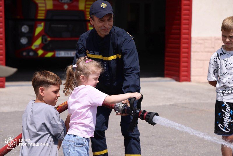 🚒 👫Полтавські рятувальники навчали дітей правилам безпеки
Малеча побувала на пожежно-технічній виставці 🚒 👫Полтавські рятувальники навчали дітей правилам безпеки
Малеча побувала на пожежно-технічній виставці