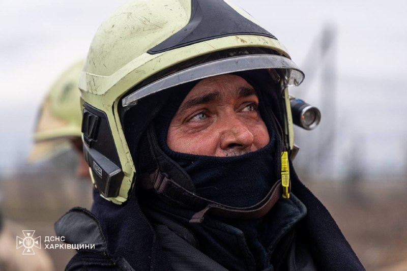 Незламні рятувальники Харківщини! В їхніх очах — сталева воля, непохитна сила, мужність, що не згасає під вогнем російських ударів Незламні рятувальники Харківщини! В їхніх очах — сталева воля, непохитна сила, мужність, що не згасає під вогнем російських ударів