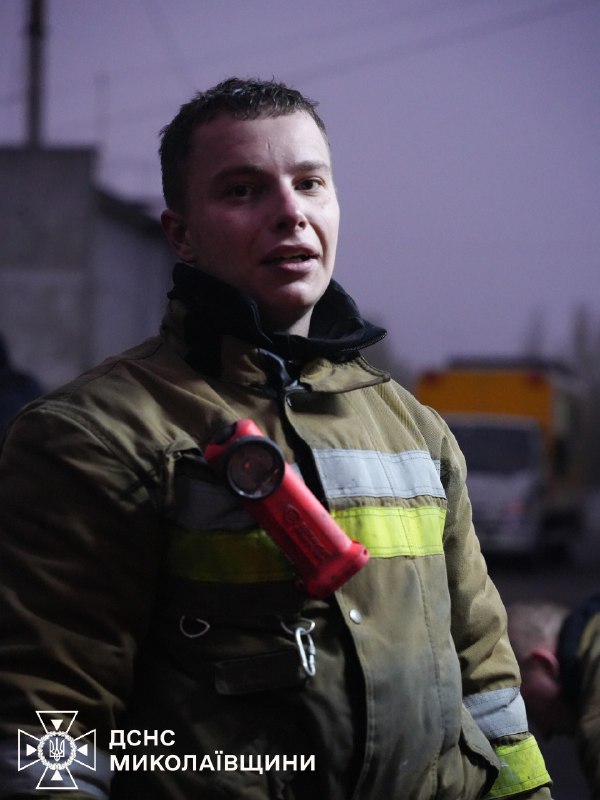 💪Незламні вогнеборці Миколаєва
Обличчя в кіптяві, очі — повні втоми й сили водночас. 💪Незламні вогнеборці Миколаєва
Обличчя в кіптяві, очі — повні втоми й сили водночас.