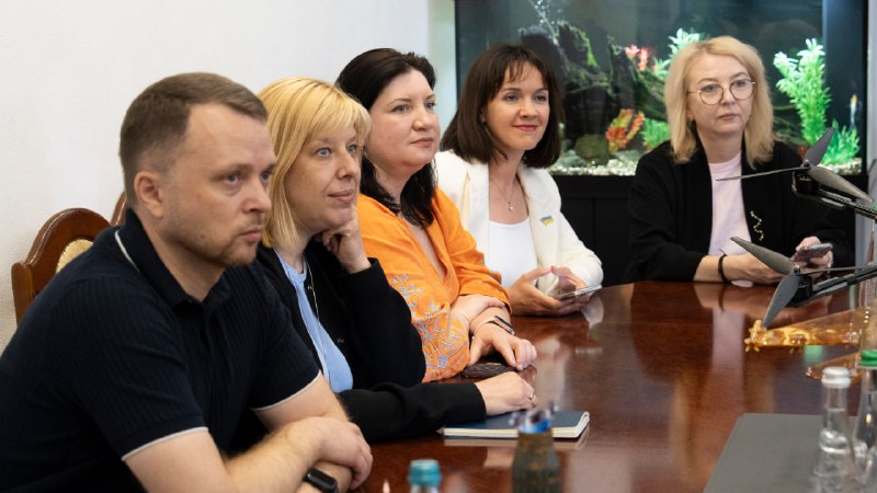 Разом з урядовою уповноваженою з ґендерної політики Секретаріату Кабінету Міністрів України Катериною Левченко Разом з урядовою уповноваженою з ґендерної політики Секретаріату Кабінету Міністрів України Катериною Левченко
