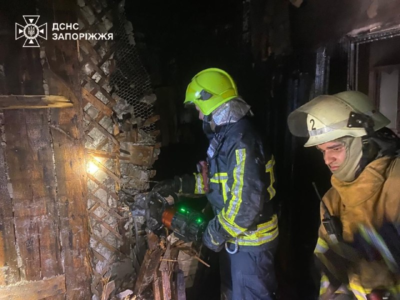 ❗UPD: У Запоріжжі рятувальники деблокували з-під завалів тіла 2 загиблих на місці удару рф по житловому будинку ❗UPD: У Запоріжжі рятувальники деблокували з-під завалів тіла 2 загиблих на місці удару рф по житловому будинку
