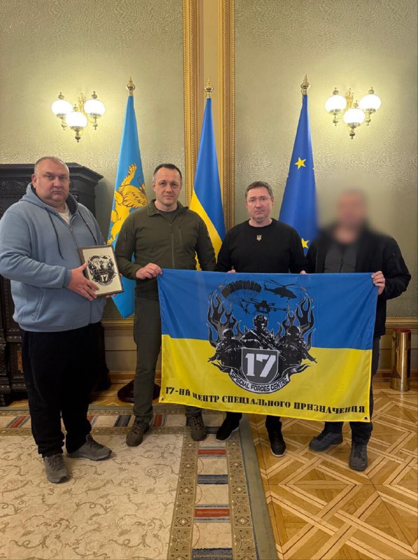 Важлива розмова з начальником Військової служби правопорядку Віталієм Левченком та керівником Західного теруправління цієї служби Дмитром Місюком. Важлива розмова з начальником Військової служби правопорядку Віталієм Левченком та керівником Західного теруправління цієї служби Дмитром Місюком.