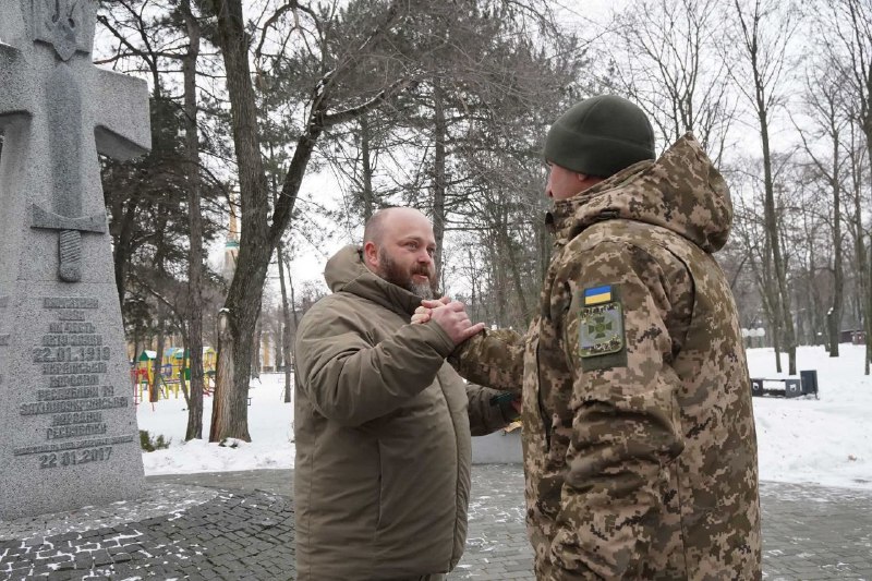 Вручив нагороди особам, що відстоюють національний суверенітет України, та передав дев’ять автомобілів ГУНП у Луганській області Вручив нагороди особам, що відстоюють національний суверенітет України, та передав дев’ять автомобілів ГУНП у Луганській області