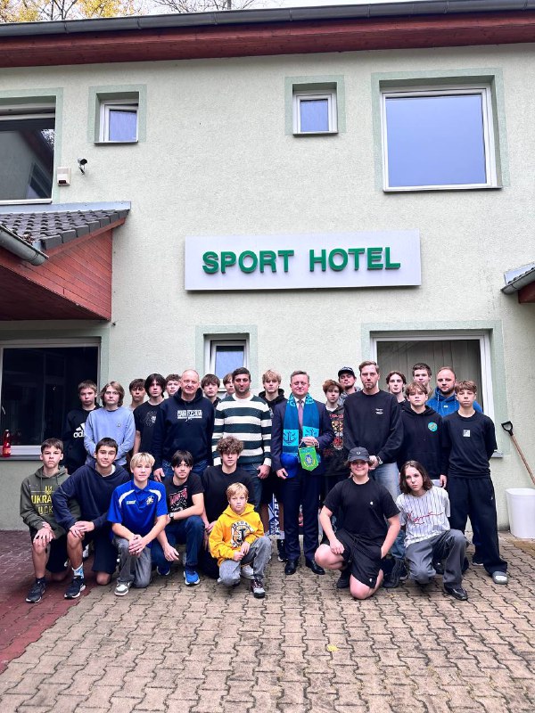 Херсонська юнацька хокейна команда, яка проводила тренувальні збори у Чехії, отримала потужну підтримку від справжніх друзів Херсонська юнацька хокейна команда, яка проводила тренувальні збори у Чехії, отримала потужну підтримку від справжніх друзів