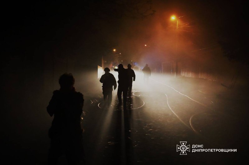#фото_тижня
У темряві, крізь дим та під звуки тривоги, наші рятувальники крокують туди, де щойно було страшно #фото_тижня
У темряві, крізь дим та під звуки тривоги, наші рятувальники крокують туди, де щойно було страшно