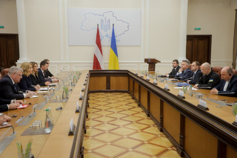 🇱🇻 Радий вітати в Києві Прем’єр-міністерку Латвії Евіку Сіліню. Провели хорошу та змістовну розмову щодо нашої двосторонньої співпраці. 🇱🇻 Радий вітати в Києві Прем’єр-міністерку Латвії Евіку Сіліню. Провели хорошу та змістовну розмову щодо нашої двосторонньої співпраці.