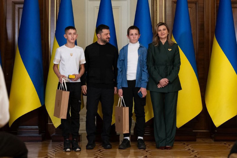 ✅ Президент України Володимир Зеленський нагородив відзнакою «Майбутнє України» двох школярів із Житомирщини: Онищука Максима та Марченка Нікіту ✅ Президент України Володимир Зеленський нагородив відзнакою «Майбутнє України» двох школярів із Житомирщини: Онищука Максима та Марченка Нікіту