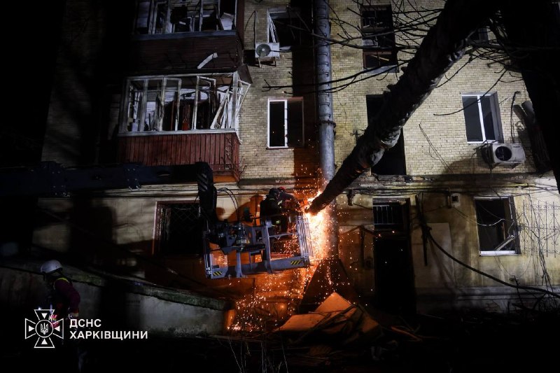 UPD: Харків: з-під завалів вилучено тіла трьох загиблих людей. Тривають гасіння пожежі та пошуково-рятувальні роботи на місці ракетного удару UPD: Харків: з-під завалів вилучено тіла трьох загиблих людей. Тривають гасіння пожежі та пошуково-рятувальні роботи на місці ракетного удару