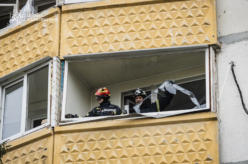 📍У Харкові рятувальники проводили аварійно-відновлювальні роботи після російських обстрілів в Основ’янському та Слобідському районах 📍У Харкові рятувальники проводили аварійно-відновлювальні роботи після російських обстрілів в Основ’янському та Слобідському районах