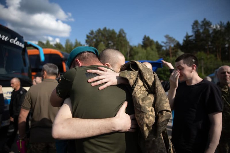 Сьогодні з ворожого російського полону повернулися шестеро військових з Хмельниччини Сьогодні з ворожого російського полону повернулися шестеро військових з Хмельниччини