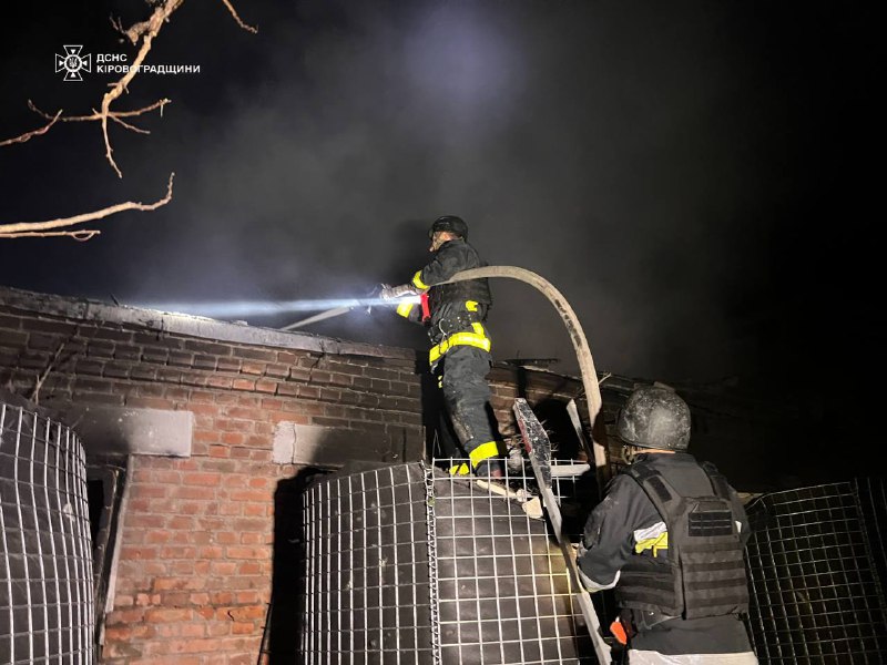 На Кіровоградщині рятувальники ліквідовують наслідки дронової атаки
Вночі 3 вересня росія завдала удару по Знам'янській громаді На Кіровоградщині рятувальники ліквідовують наслідки дронової атаки
Вночі 3 вересня росія завдала удару по Знам'янській громаді