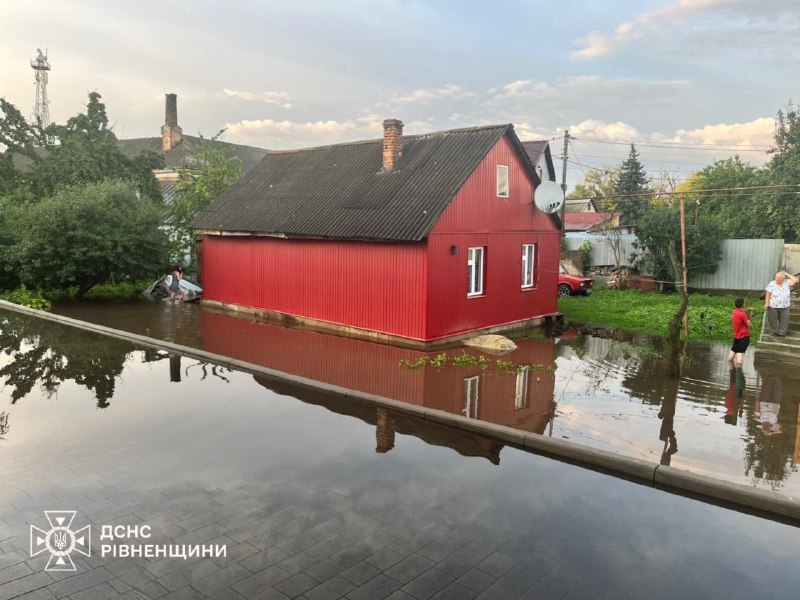 📍Негода накрила Україну: масштабні підтоплення та повалені дерева - рятувальники ліквідовують наслідки злив і шквального вітру 📍Негода накрила Україну: масштабні підтоплення та повалені дерева - рятувальники ліквідовують наслідки злив і шквального вітру