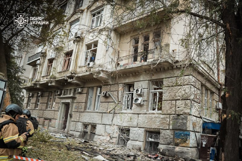 У Запоріжжі триває рятувальна операція на місцях російських ударів авіабомбами У Запоріжжі триває рятувальна операція на місцях російських ударів авіабомбами