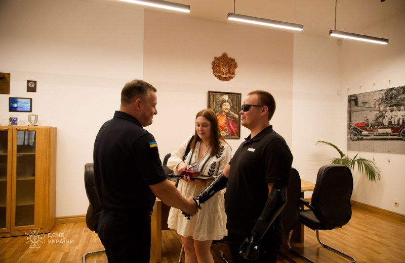 🇺🇦 У День Конституції державними нагородами відзначили героїв-рятувальників. 🇺🇦 У День Конституції державними нагородами відзначили героїв-рятувальників.