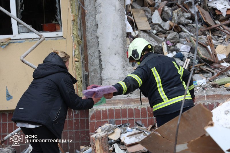 У Дніпрі рятувальники дістали з-під завалів багатоповерхівки тіло чоловіка У Дніпрі рятувальники дістали з-під завалів багатоповерхівки тіло чоловіка