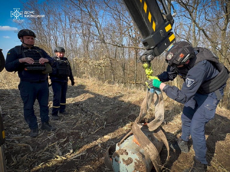 💥#Київщина: сапери ДСНС виявили та вилучили дві бойові частини ракети Х-101 у Тетіївській громаді 💥#Київщина: сапери ДСНС виявили та вилучили дві бойові частини ракети Х-101 у Тетіївській громаді