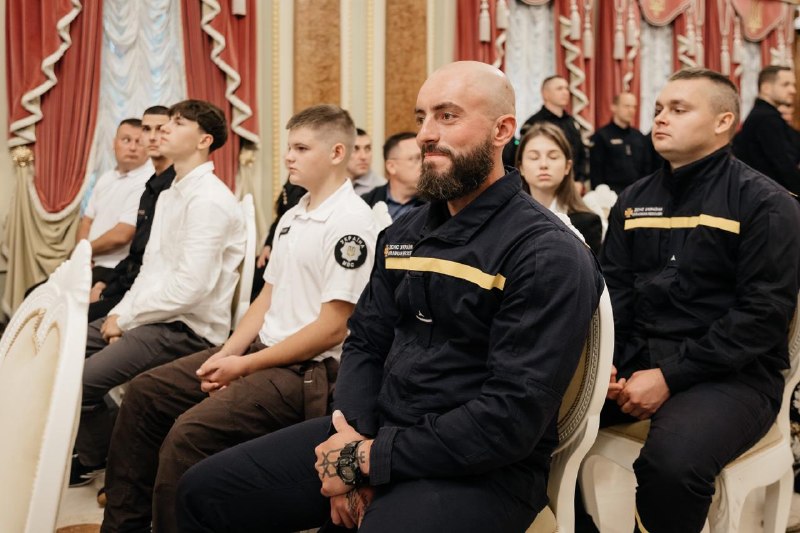 Більшість з них не мають форми чи шевронів ДСНС, але в момент небезпеки не вагалися та кинулися рятувати інших Більшість з них не мають форми чи шевронів ДСНС, але в момент небезпеки не вагалися та кинулися рятувати інших