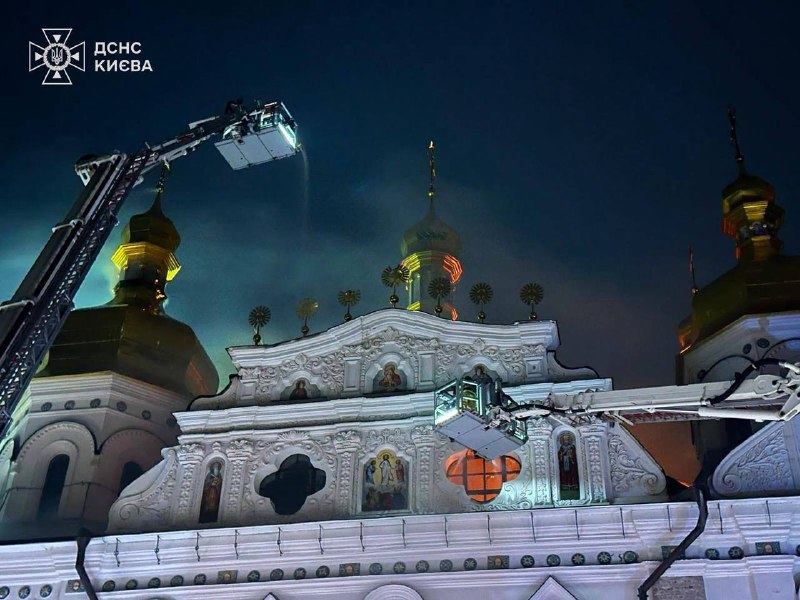 #Київ: рятувальники ліквідовують наслідки нічної російської атаки
У кількох районах столиці зафіксовано пожежі #Київ: рятувальники ліквідовують наслідки нічної російської атаки
У кількох районах столиці зафіксовано пожежі