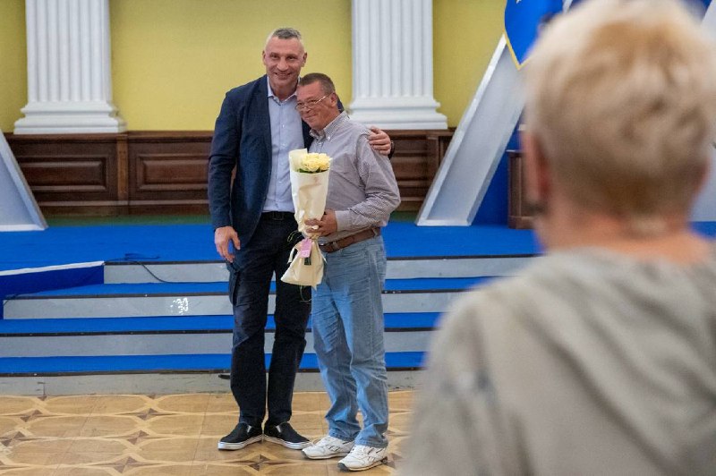 Напередодні Дня медичного працівника привітав столичних медиків з професійним святом та вручив нагороди від столиці. Напередодні Дня медичного працівника привітав столичних медиків з професійним святом та вручив нагороди від столиці.