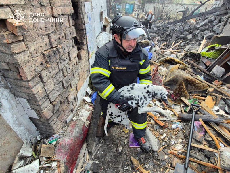 #Добропілля: собака дочекалася своїх рятувальників
Після авіаудару по приватному сектору міста надзвичайники... #Добропілля: собака дочекалася своїх рятувальників
Після авіаудару по приватному сектору міста надзвичайники...