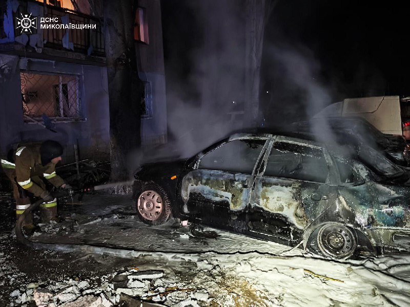 Миколаїв: 10 постраждалих внаслідок нічної ворожої дронової атаки
У дворі п’ятиповерхівки через падіння уламків БпЛА зайнялася квартира Миколаїв: 10 постраждалих внаслідок нічної ворожої дронової атаки
У дворі п’ятиповерхівки через падіння уламків БпЛА зайнялася квартира