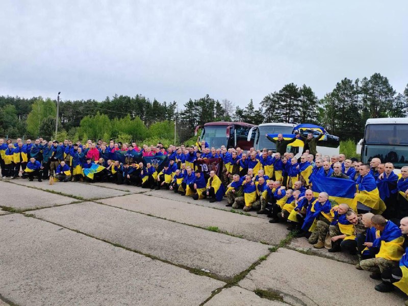 🇺🇦 Сьогодні в рамках масштабного обміну полоненими додому повернулися 205 наших мужніх захисників 🇺🇦 Сьогодні в рамках масштабного обміну полоненими додому повернулися 205 наших мужніх захисників