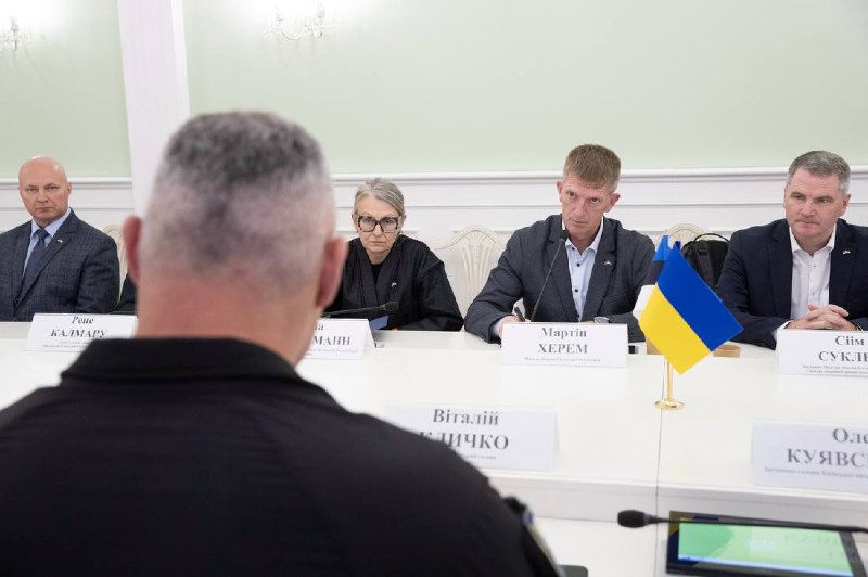 Зустрівся у столичній мерії з міністром оборони Естонії Мартіном Херемом та Надзвичайним і Повноважним Послом... Зустрівся у столичній мерії з міністром оборони Естонії Мартіном Херемом та Надзвичайним і Повноважним Послом...