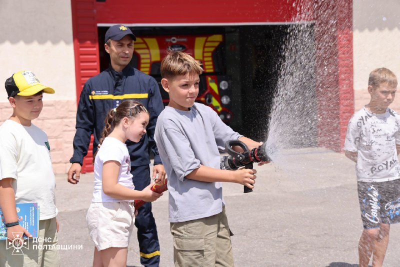 🚒 👫Полтавські рятувальники навчали дітей правилам безпеки
Малеча побувала на пожежно-технічній виставці 🚒 👫Полтавські рятувальники навчали дітей правилам безпеки
Малеча побувала на пожежно-технічній виставці